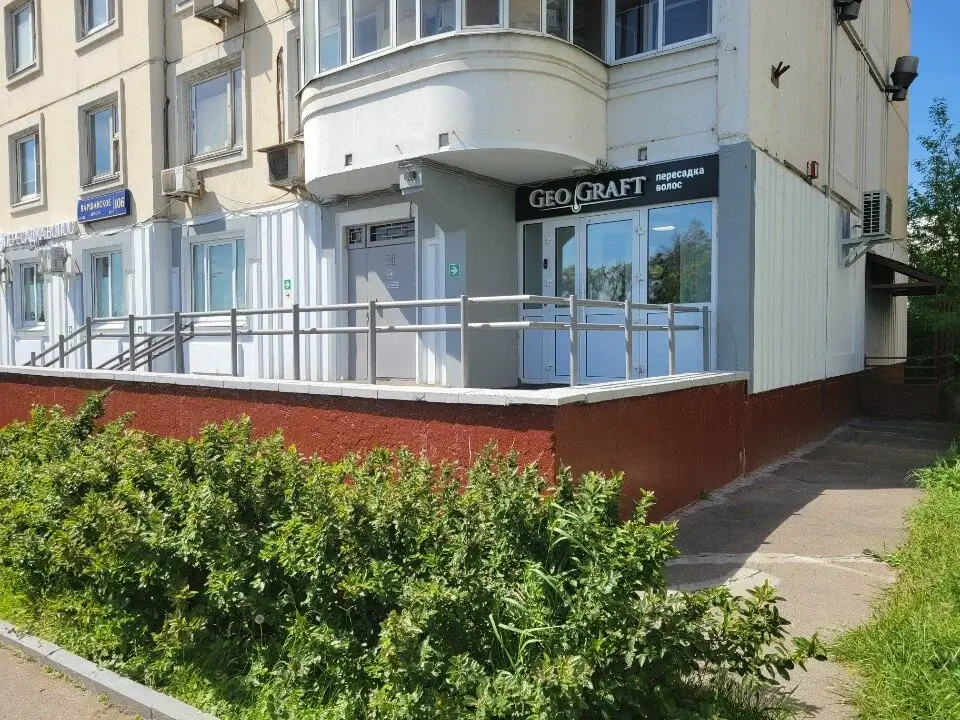 Фасад и вход в клинику